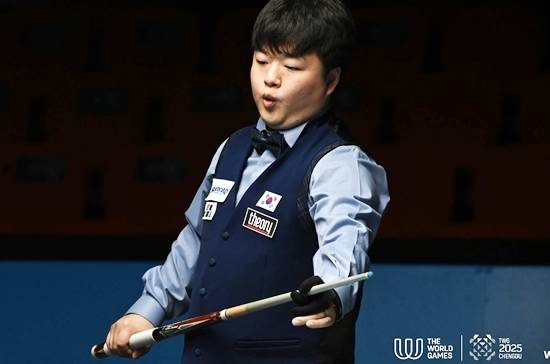 14일 청두월드게임 남자캐롬 결승전에서 한국당구 사상 처음으로 금메달을 딴 조명우가 경기 중 공이 빠질뻔 하자 휴~하는 표정을 짓고 있다. (사진=wcbs)