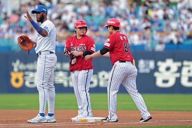 김선빈이 13일 대구 삼성전에서 적시타를 친 뒤 기뻐하고 있다. 사진=KIA 제공