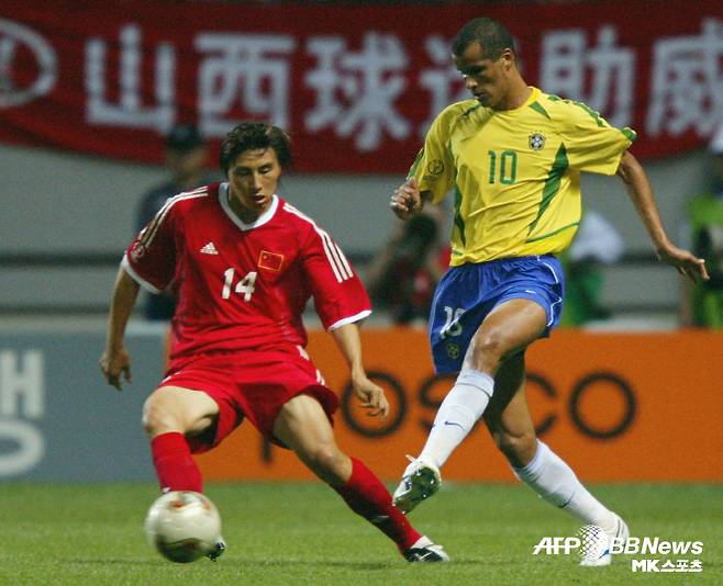 중국 축구의 전설 리 웨이펑(사진 왼쪽)의 선수 시절 모습. 사진=AFPBBNews=News1