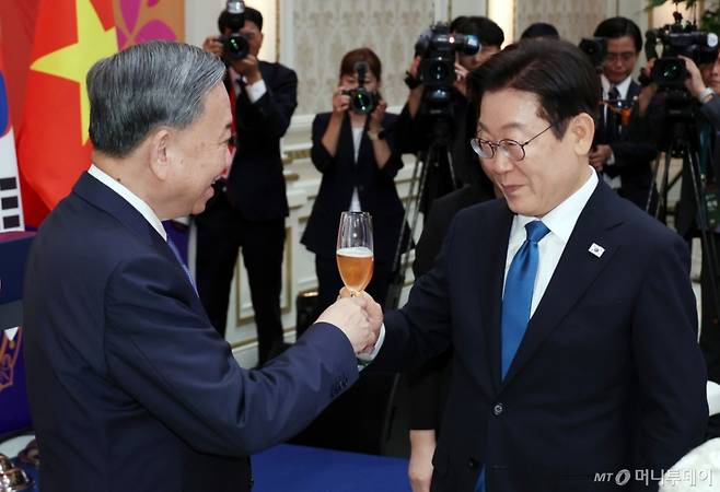 [서울=뉴시스] 최동준 기자 = 이재명 대통령과 또 럼 베트남 당서기장이 11일 청와대 영빈관에서 열린 국빈만찬에서 기념 건배를 하고 있다. (대통령실통신사진기자단) 2025.08.11. photocdj@newsis.com /사진=