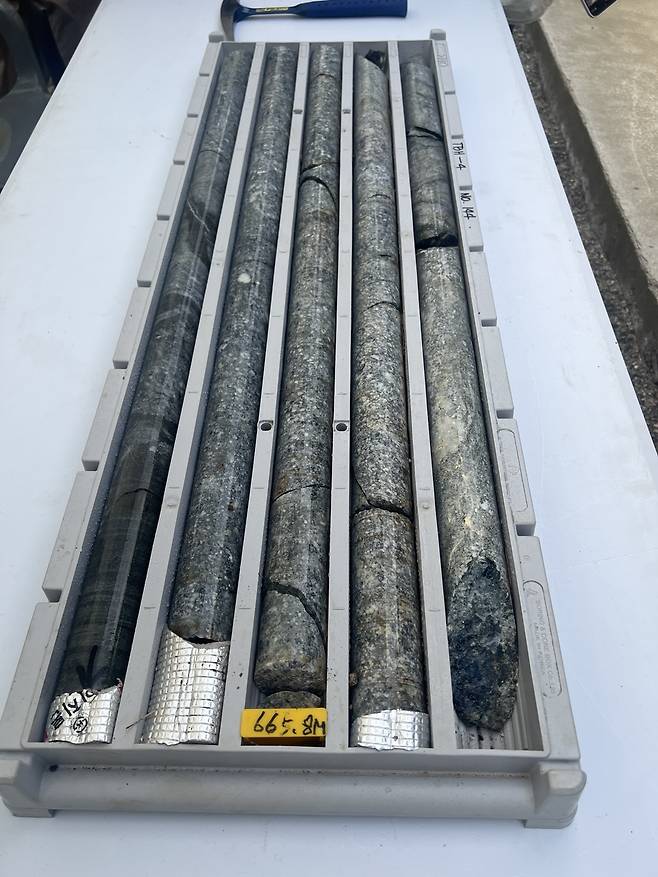 태백 연구용지하연구시설(URL) 부지 내 지하 665m에서 발견된 선캄브라이시대 암석. /사진=조규희 기자