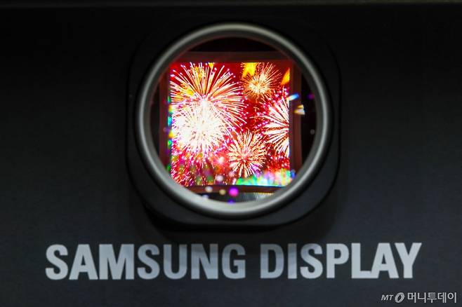 7일 서울 강남구 코엑스에서 개막한 K-Display 2025 한국디스플레이산업전시회에 삼성 디스플레이의 20000니트 밝기를 선보이는 OLED가 전시돼 있다. /사진=뉴시스 /사진=황준선