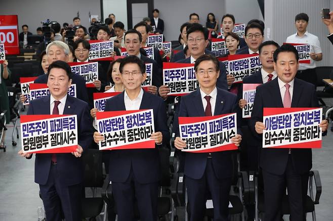 안철수(왼쪽부터), 김문수, 조경태, 장동혁 국민의힘 당대표 후보들이 14일 오후 서울 여의도 국민의힘 중앙당사에서 열린 제6차 전당대회 수도권·강원·제주 합동연설회에서 야당탄압을 규탄하는 내용의 피켓팅을 하고 있다. / 사진=뉴스1