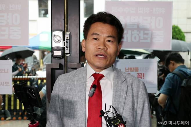 [서울=뉴시스] 김명년 기자 = 국민의힘 전당대회 합동연설회를 방해해 당 윤리위원회에 회부된 전한길(본명 전유관) 전 한국사 강사가 14일 오전 서울 여의도 중앙당사에서 열린 윤리위원회에 참석하기 전 입장을 밝히고 있다.(공동취재) 2025.08.14. photo@newsis.com /사진=