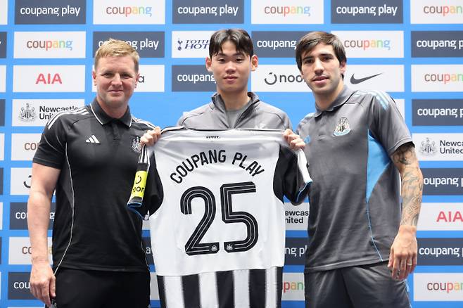 박승수가 21세 이하 팀 명단에 빠지며 1군 데뷔 가능성을 높였다. 사진은 지난 2일 서울월드컵경기장에서 열린 2025 쿠팡플레이시리즈 기자회견에 나선 박승수(가운데)와 에디 하우 감독(왼쪽), 산드로 토날리의 모습. /사진=뉴시스