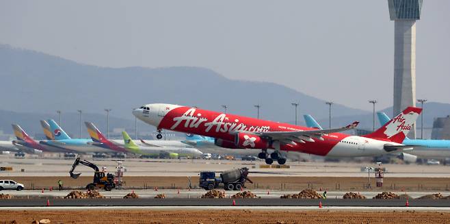 인천공항 도착 예정이었던 여객기가 별다른 고지도 없이 김포공항에 착륙하며 2시간 넘게 머물렀던 일이 알려졌다. 사진은 지난 2020년 3월 인천국제공항에서 에어아시아 항공기가 이륙하는 모습. /사진=머니투데이