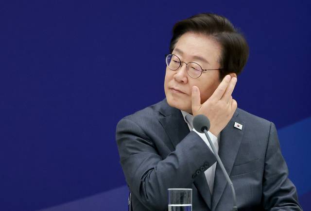 이재명 대통령이 지난 1일 서울 용산 대통령실 청사에서 열린 전국 시도지사 간담회에서 대한민국시도지사협의회장인 유정복 인천광역시장의 발언을 들으며 생각에 잠겨 있다. 연합뉴스