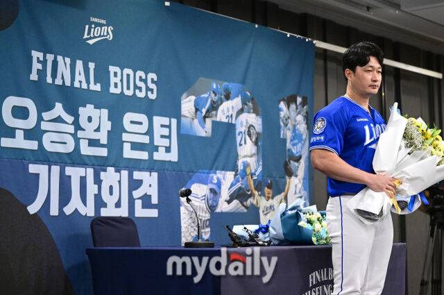 2025년 8월 7일 오후 인천 오라카이 송도파크 호텔에서 삼성 라이온즈 오승환 은퇴 기자회견이 열렸다. 오승환은 한미일 통산 549세이브를 기록한 한국 최고의 마무리 투수다. KBO리그에서 427세이브, 일본에서 80세이브, 메이저리그에서 42세이브를 기록했다. 오승환이 인사하고 있다./마이데일리