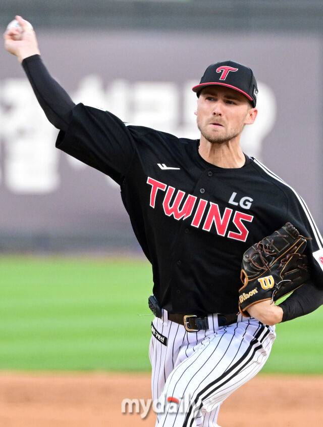 2025년 8월 12일 오후 경기도 수원KT위즈파크에서 열린 '2025 신한 SOL뱅크 KBO 리그' LG 트윈스와 KT 위즈의 경기LG 선발투수 톨허스터가 역투하고 있다./마이데일리