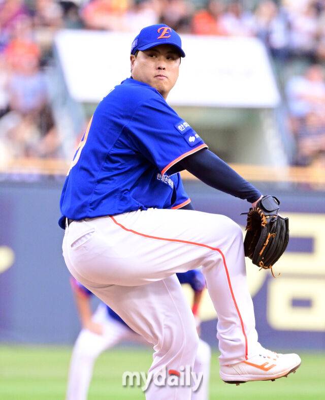 2025년 8월 8일 오후 서울 잠실구장에서 열린 '2025 신한 SOL뱅크 KBO 리그' 한화 이글스와 LG 트윈스의 경기. 한화 선발투수 류현진이 역투하고 있다./마이데일리