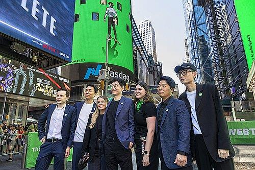 웹툰 작가들과 함께 선 김준구 웹툰엔터테인먼트 대표(가운데) [네이버웹툰 제공]