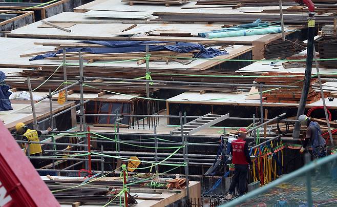 서울 시내 한 아파트 건설 현장에서 작업자들이 작업을 하고 있다. [연합]