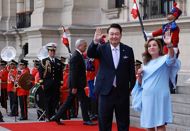 지난해 11월 16일 윤석열 전 대통령이 아시아태평양경제협력체(APEC) 정상회의 참석차 페루를 공식 방문해 디나 볼루아르테 페루 대통령과 만나 인사하는 모습.[연합]