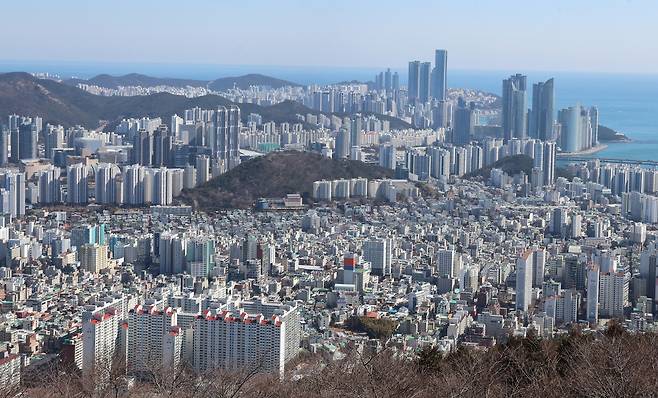 부산 수영구와 해운대구 일대 아파트와 고층빌딩 모습 [연합]