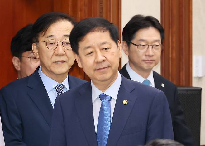 구윤철 부총리 겸 기획재정부 장관이 14일 서울 종로구 정부서울청사에서 열린 경제관계장관회의에 참석하고 있다.     왼쪽부터 김윤덕 국토교통부 장관, 구 부총리, 김경수 지방시대위원장. <연합>