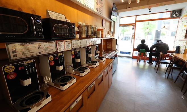 삼성카드가 지난 2020년부터 올해 초까지 전국 무인 가맹점을 조사한 결과 무인점포는 이 기간 4배로 증가했다. 예비 사장들이 인건비를 절약하고 창업 비용이 적어서 무인점포를 선호하는 것으로 분석된다.  [연합]