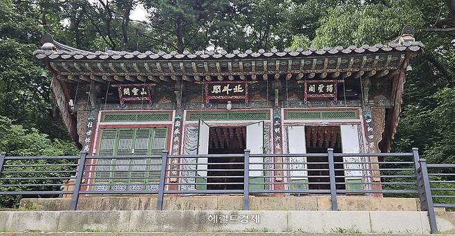 (왼쪽부터) 산령각, 북두각, 독성각 현판이 붙은 삼성각