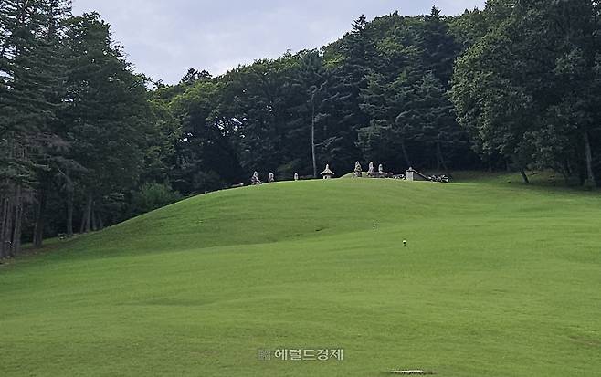 왼쪽에 자리하고 있는 세조의 능