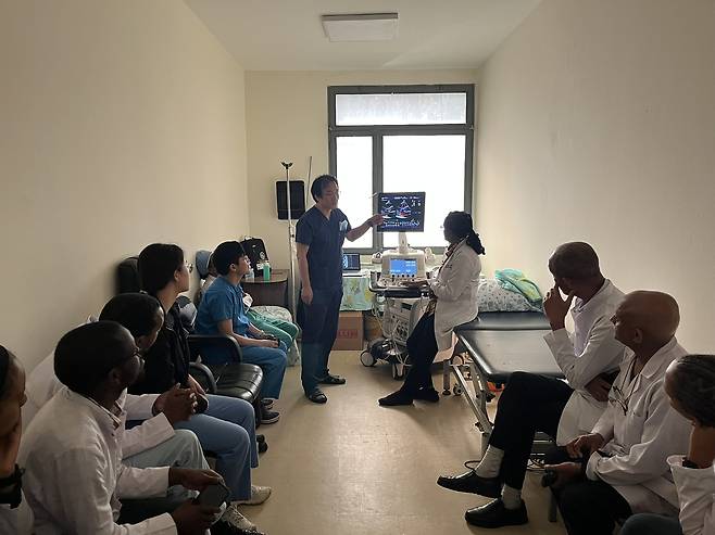 김웅한 교수가 심장초음파 영상을 보며 현지 의료진과 환자 상태를 공유하고 치료 방향을 논의하고 있다.