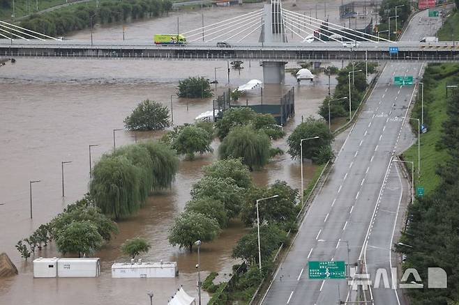 [서울=뉴시스] 김선웅 기자 = 서울에 호우경보가 내려진 13일 서울 중랑천에 홍수주의보가 발령돼 장안교 인근 동부간선도로 진입이 통제되고 있다. 2025.08.13. mangusta@newsis.com