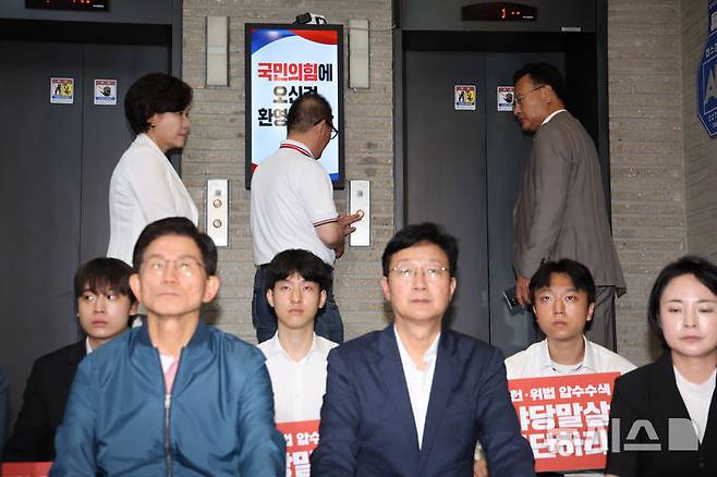 [서울=뉴시스] 김명년 기자 = 유상범 국민의힘 원내운영수석부대표가 14일 오전 서울 여의도 중앙당사에서 김건희특검의 당사 압수수색 규탄 무기한 농성 돌입 기자회견을 하는 김문수 국민의힘 당대표 후보 뒤로 지나가고 있다. 2025.08.14. kmn@newsis.com
