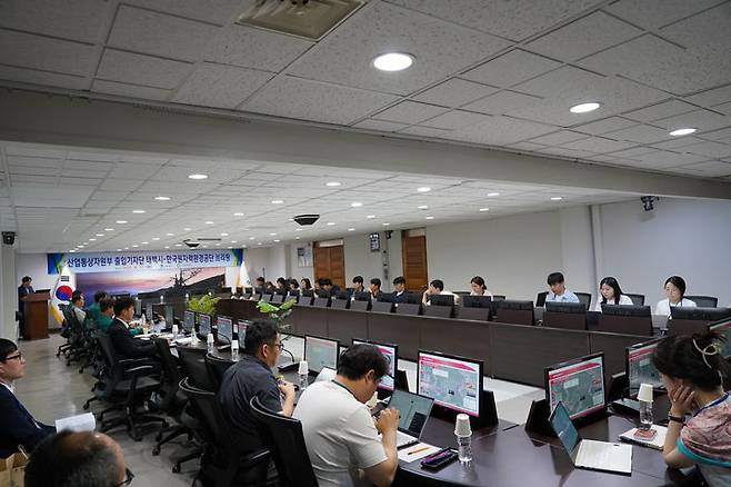 [태백=뉴시스] 원자력환경공단과 태백시청이 산업통상자원부 기자단과 질의응답을 진행하는 모습. (사진=원환공 제공) 2025.08.14. photo@newsis.com *재판매 및 DB 금지