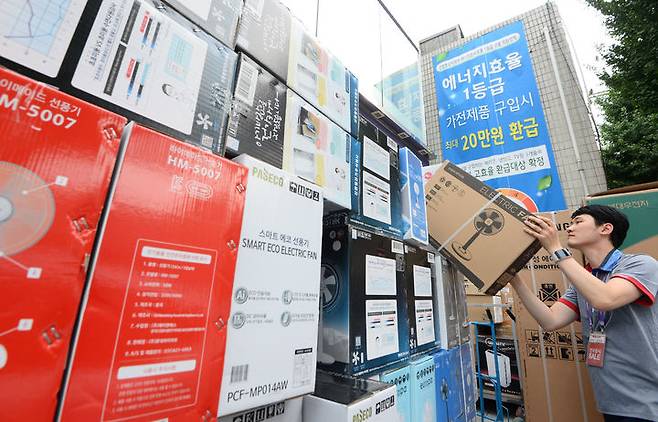 [서울=뉴시스] 김진아 기자 = 10일 서울 용산구 하이마트 용산점에 '에너지효율 1등급 가전제품 인센티브 지원책' 관련 안내 문구가 붙어있다. 2016.07.10. bluesoda@newsis.com *재판매 및 DB 금지