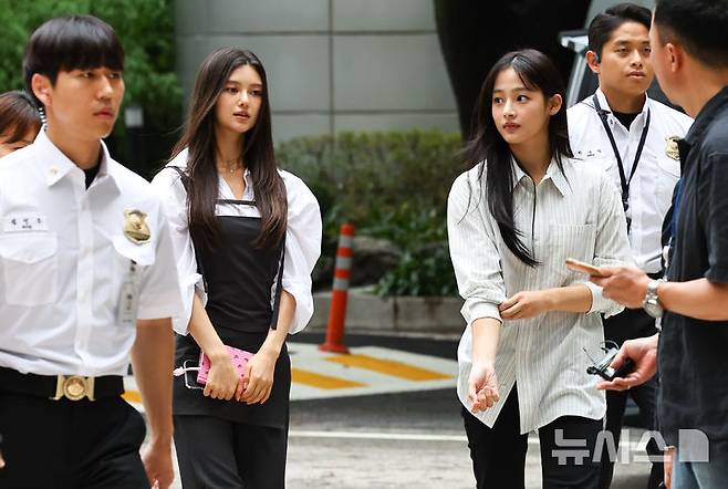 [서울=뉴시스] 최진석 기자 = 뉴진스 다니엘과 민지가 14일 서울 서초구 서울중앙지법에서 열린 '뉴진스 계약해지 선언에 계약 유효 확인 소송' 관련 소송 조정기일에 출석하고  있다. 2025.08.14. myjs@newsis.com