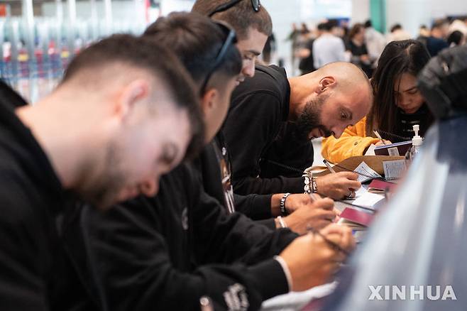 [베이징=신화/뉴시스] 지난해 12월 4일 중국 베이징의 서우두국제공항에서 외국인 방문객들이 입국신고서를 작성하고 있다. 2025.08.14