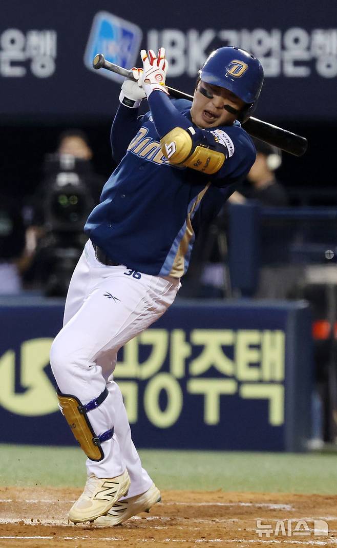 [서울=뉴시스] 배훈식 기자 = 17일 오후 서울 송파구 잠실야구장에서 열린 2025 신한 쏠뱅크 KBO리그 LG 트윈스와 NC 다이노스의 경기, 5회초 무사 만루 상황에서 NC 권희동이 공에 맞아 고통스러워 하고 있다. 2025.06.17. dahora83@newsis.com
