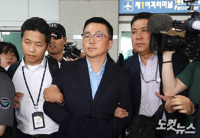 '김건희 집사' 김예성 씨가 12일 인천국제공항에서 민중기 특별검사팀에 체포된 뒤 광화문 사무실로 압송되고 있다. 영종도=박종민 기자