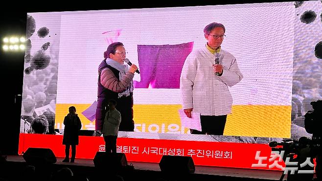 백금렬씨가 지난 2024년 12월 4일 광주 동구 5·18민주광장에서 열린 '헌정 유린, 내란수괴 윤석열 체포·구속 촉구 광주시민 총궐기대회'에서 사회를 보고 있다. 김한영 기자