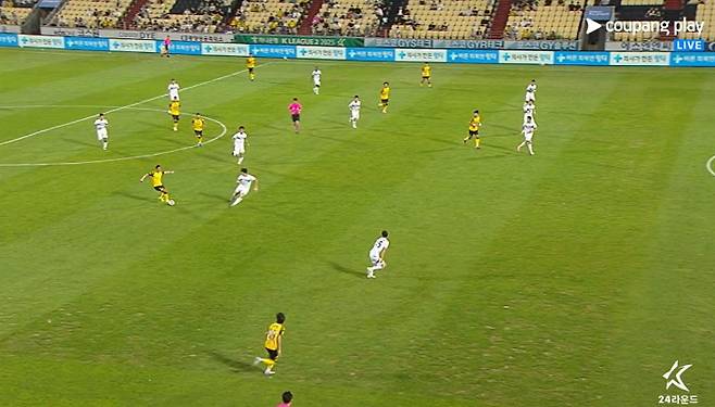전남-천안의 하나은행 K리그2 2025 24라운드에서 나온 문제의 오심 장면. 쿠팡플레이 중계화면 캡처