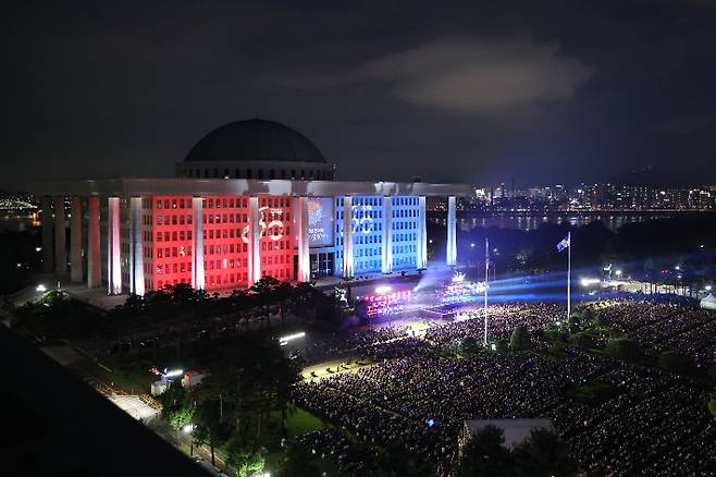 14일 서울 여의도 국회의사당에서 열린 '제80주년 광복절 전야제'에서 미디어파사드 콘텐츠가 본관 외벽에 상영되고 있다. 연합뉴스