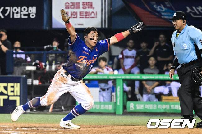 [OSEN=잠실, 조은정 기자]10일 오후 서울 잠실구장에서 ‘2025 신한 SOL Bank KBO리그’ LG 트윈스와 한화 이글스의 경기가 열렸다.LG는 손주영, 한화는 문동주를 선발로 내세웠다.7회초 1사 3루 한화 문현빈 1루수 야수선택 출루 때 3루주자 손아섭이 센스있는 슬라이딩으로 득점을 올리고 있다. 2025.08.10 /cej@osen.co.kr
