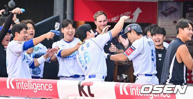 [OSEN=수원, 박준형 기자] 9일 오후 수원 KT위즈파크에서 ‘2025 신한 SOL BANK KBO리그’ KT 위즈와 삼성 라이온즈의 경기가 진행됐다.이날 KT는 헤이수스를 , 삼성은 가라비토를 선발투수로 내세웠다.2회말 1사 1,2루 KT 장진혁이 역전 3점 홈런을 날리고 동료들의 축하를 받고 있다.    2025.08.09 / soul1014@osen.co.kr