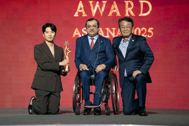 8월 13일 카자흐스탄 아스타나에서 열린 2025 아시아패럴림픽위원회 시상식에서 조은정 OSEN 사진기자(좌측)가 우수 사진기자상을 수상하고 있다.(가운데APC 마지드 라셰드 위원장, 우측 APC 정재준 부위원장) 사진=대한장애인체육회 제공.