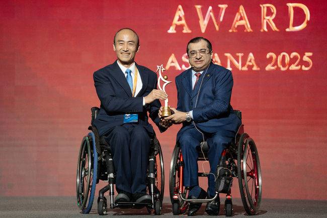 8월 13일 카자흐스탄 아스타나에서 열린 2025 아시아패럴림픽위원회 시상식에서 정진완 대한장애인체육회장(좌측)이 우수 NPC상을 수상하고 있다.(우측APC 마지드 라셰드 위원장) 사진=대한장애인체육회 제공.