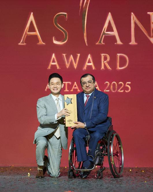 8월 13일 카자흐스탄 아스타나에서 열린 2025 아시아패럴림픽위원회 시상식에서 배동현 BDH 재단 이사장(좌측)이 아시아 훈장을 받고 있다.(우측 APC 마지드 라셰드 위원장) 사진=대한장애인체육회 제공.