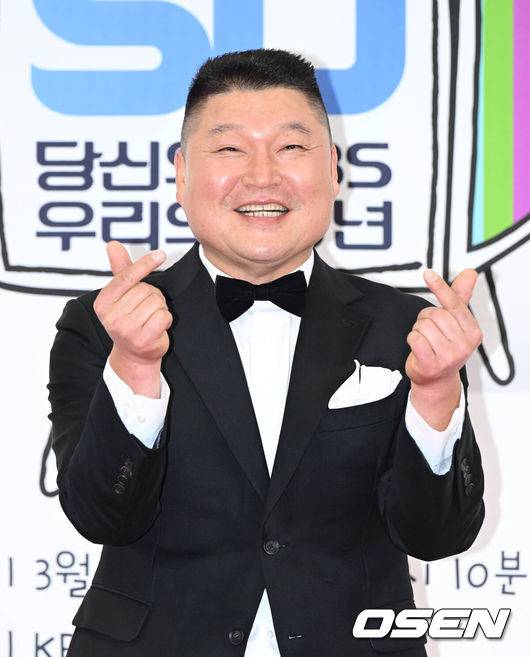 [OSEN=조은정 기자]3일 오후 서울 영등포구 KBS홀에서 공영방송 50주년 특집 '당신의 KBS, 우리의 50년' 레드카펫 행사가 열렸다.방송인 강호동이 포즈를 취하고 있다. 2023.03.03 /cej@osen.co.kr