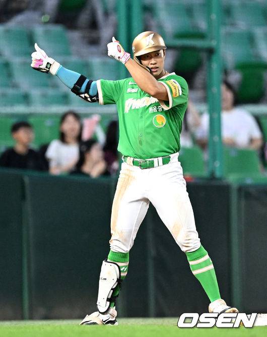 [OSEN=인천, 이대선 기자] 14일 오후 인천 SSG랜더스필드에서 2025 신한 SOL Bank KBO리그 SSG 랜더스와 키움 히어로즈의 경기가 열렸다. 5회초 1사 1,2루에서 키움 송성문이 우전 2타점 적시 3루타를 치고 환호하고 있다. 2025.08.14 /sunday@osen.co.kr