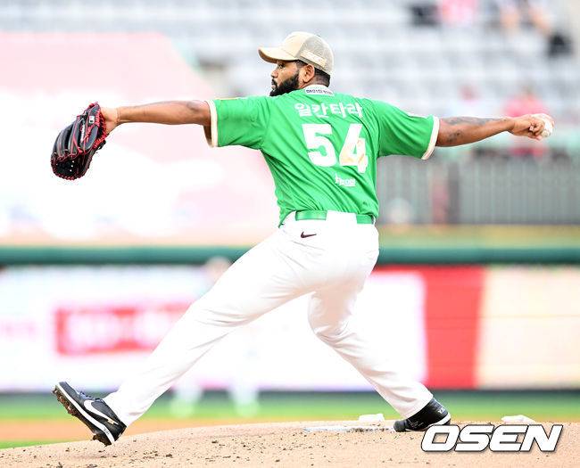 [OSEN=인천, 이대선 기자] 14일 오후 인천 SSG랜더스필드에서 2025 신한 SOL Bank KBO리그 SSG 랜더스와 키움 히어로즈의 경기가 열렸다. 1회말 무사에서 키움 선발투수 알칸타라가 역투하고 있다. 2025.08.14 /sunday@osen.co.kr