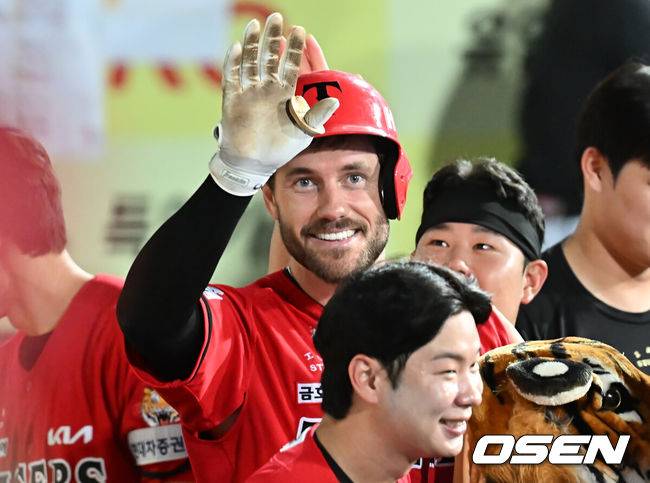 [OSEN=대구, 이석우 기자] 14일 대구삼성라이온즈파크에서 2025 신한 SOL 뱅크 KBO 리그 삼성 라이온즈와 KIA 타이거즈의 경기가 열렸다. 홈팀 삼성은 원태인이, 방문팀 KIA는 양현종이 선발 출전했다. KIA 타이거즈 위즈덤이 8회초 좌월 솔로 홈런을 치고 세리머니를 하고 있다. 2025.08.14 / foto0307@osen.co.kr