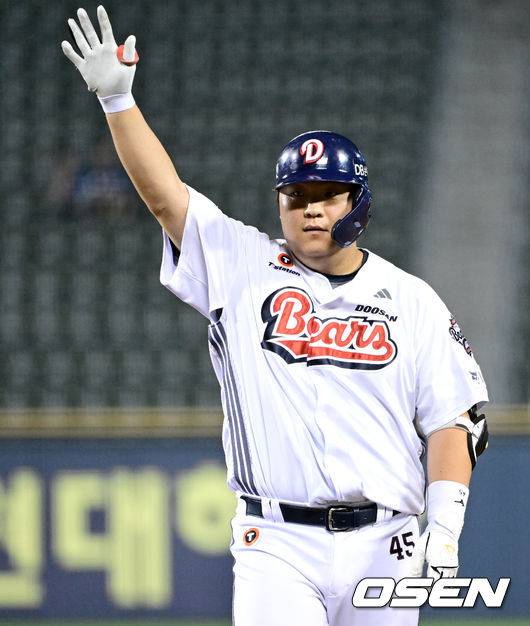 [OSEN=잠실, 최규한 기자] 14일 서울 잠실야구장에서 ‘2025 신한 SOL Bank KBO리그’ 두산 베어스와 NC 다이노스의 경기가 열렸다. 8회말 1사 2, 3루 상황 두산 김기연이 동점 1타점 적시타를 날리고 1루에 안착해 기뻐하고 있다. 2025.08.14 / dreamer@osen.co.kr