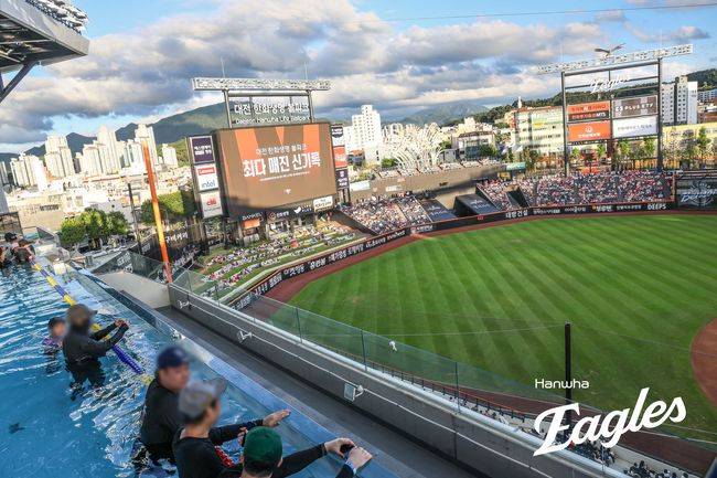 한화가 14일 대전 롯데전에서 시즌 49번째 홈경기 매진(1만7000명)을 달성했다. KBO리그 역대 한 시즌 최다 신기록을 하나 더 늘렸다. /한화 이글스 제공