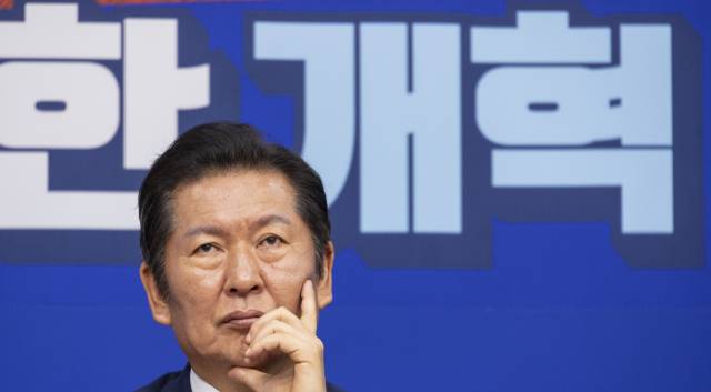 ▲더불어민주당 정청래 대표가 13일 국회에서 열린 최고위원회에서 발언을 마친 뒤 생각에 잠겨 있다. ⓒ연합뉴스