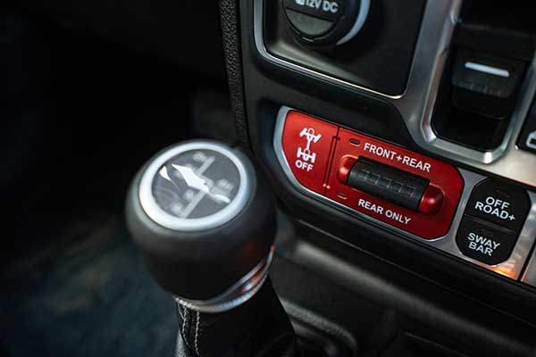 빨간색 부분이 오프로드 플러스 모드 장치다.