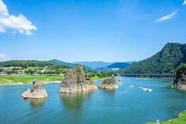 단양에 들어서자마자 볼 수 있는 풍경. 강이 흐르는 유려한 풍경 속에 거짓말처럼 바위 봉우리가 솟아 있다.
