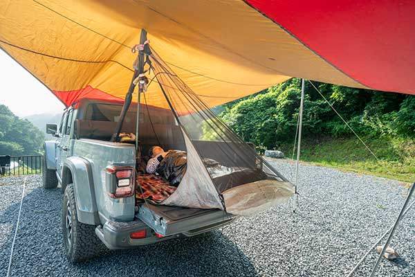 픽업트럭의 짐칸을 비우고 타프와 이너 텐트를 설치했다. 아늑한 분위기가 났다.