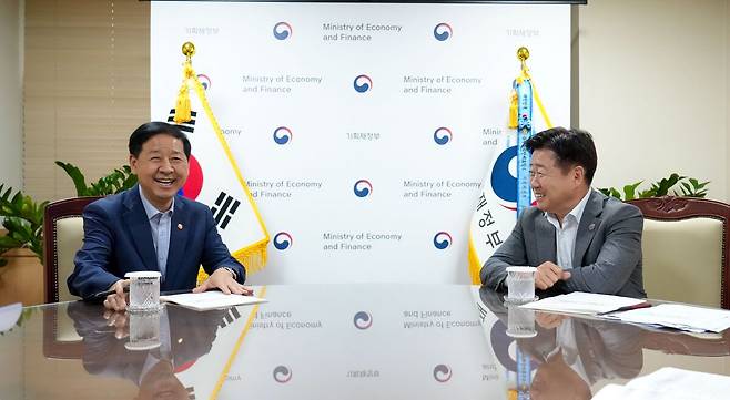 오영훈 제주도지사(오른쪽)가&nbsp;13일 정부서울청사에서 구윤철 경제부총리 겸 기획재정부 장관과 만나 내년도 주요 현안사업에 대한 국비 지원을 요청하고 있다. 제주도 제공